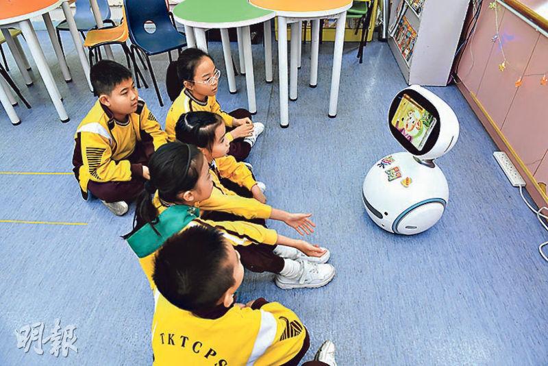 教學有辦法：當自助借書機遇上讀書機器人  新科技帶學生喜閱校園