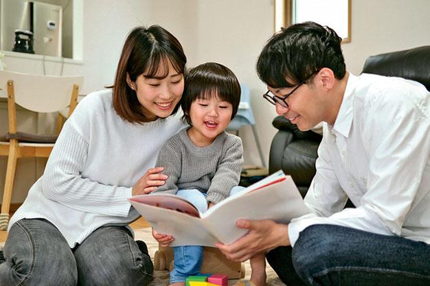 良好的閱讀習慣和態度，是提升孩子語文能力的不二法門，家長應營造家庭的閱讀氛圍，讓子女從小愛上閱讀。