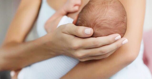 抱住嬰兒時，要保持手腕伸直，不要彎曲。（圖片來源：互聯網）