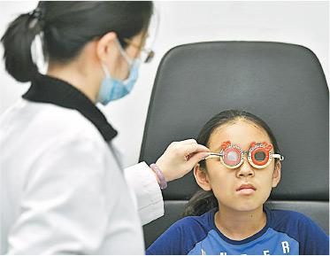 矯視隱形眼鏡：疫情影響 學童近視大爆發 矯視con分軟硬 日戴、夜戴點揀好？