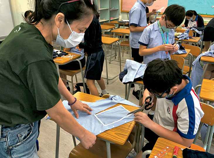 舊校服製生活小物 年長車衣工指導縫紉